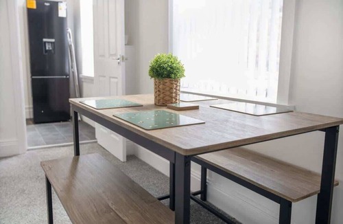 Sunderland House | Spacious Home for Groups & Contractors, Free WiFi