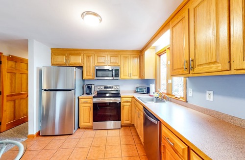 Northwest Harwich House | Spacious home on Hinckleys Pond with game room, sunroom & quick access to trail