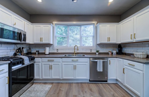 Milwaukee House | Spacious house, 8 mins downtown Sleeps 8 guests. Backyard
