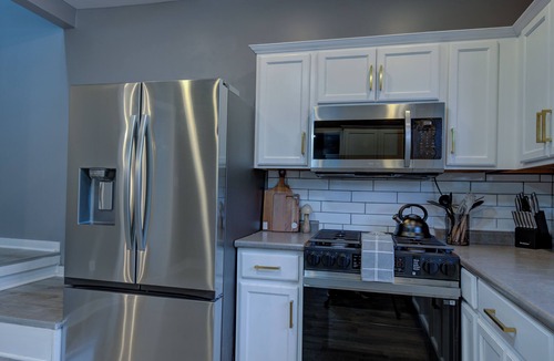 Milwaukee House | Spacious house, 8 mins downtown Sleeps 8 guests. Backyard