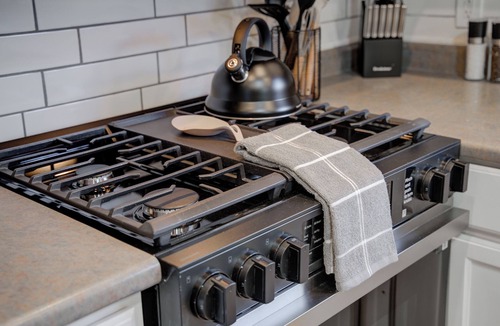 Milwaukee House | Spacious house, 8 mins downtown Sleeps 8 guests. Backyard
