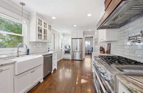 Overland Park House | Spacious Kansas Cape Cottage - 4BR/2.5BA Home with Huge Yard in OP - Sleeps 10!