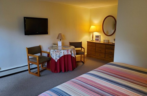 Dryden House | Spacious King Room with AC, WiFi in Peaceful Wilton