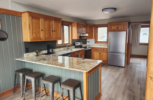 Outing Cabin | Spacious Lake Roosevelt Cabin- Hooked on Roosevelt - Pontoon Rental