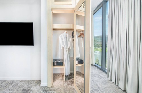 Gainesville Hotel | Spacious Lake View Suite near UF Campus
