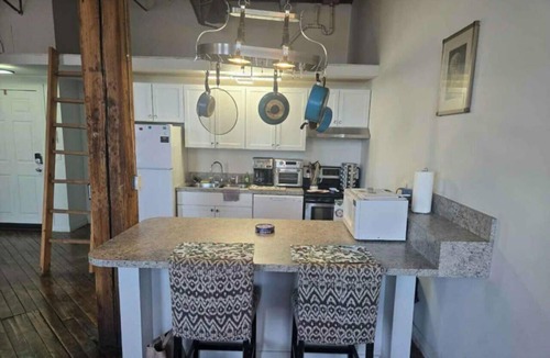 Detroit Apartment | Spacious Loft w/Riverfront Views & Comfort!