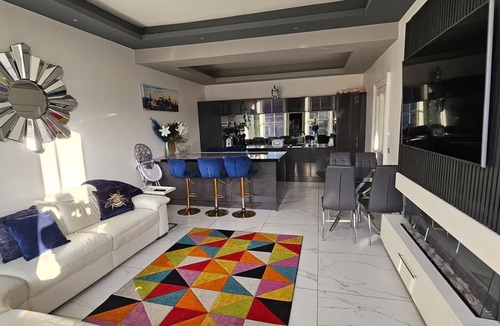Tollcross Apartment | Spacious Modern City Centre Apartment with Castle View