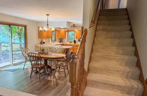 Dassel Cabin | Spacious, modern lake-front vacation home/scrapbooking/quilting retreat