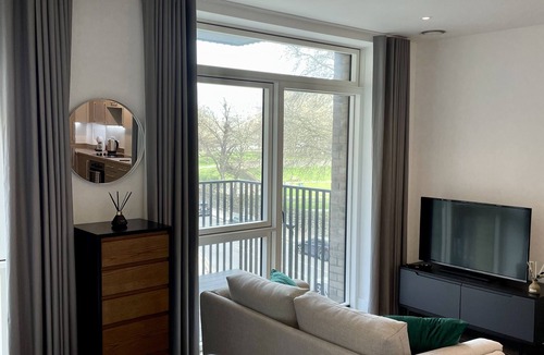 Gascoigne Apartment | Spacious modern studio apartment in London