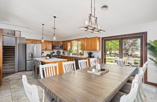 Huron House | Spacious Modern Farmhouse - Pickle Ball Court & near beach!