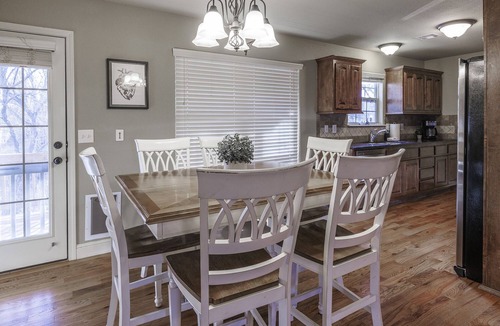 Bella Vista House | Spacious Retreat Near Back 40 Family/Pet Friendly, Fenced Yard, Fire Pit, Deck