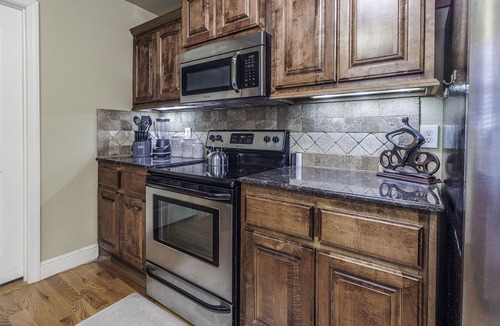 Bella Vista House | Spacious Retreat Near Back 40 Family/Pet Friendly, Fenced Yard, Fire Pit, Deck