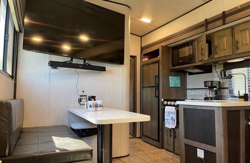 Lexington House | Spacious RV w/ 3BD Setup Toy Hauler Torquinantor Experience @ KHP