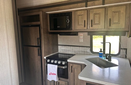 Lexington House | Spacious RV w/ 3BD Setup Toy Hauler Torquinantor Experience @ KHP