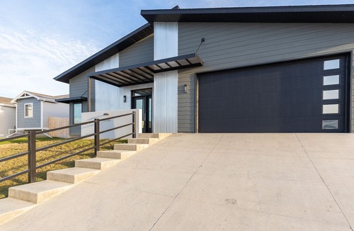Rapid City House | Spacious, tall ceilings, open fl plan, Hot tub, patio dining, & shopping closeby