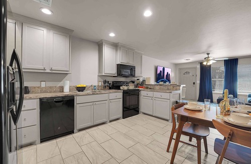Elgin Apartment | Spacious Townhome - 15 mins to Fort Sill, Wichitas