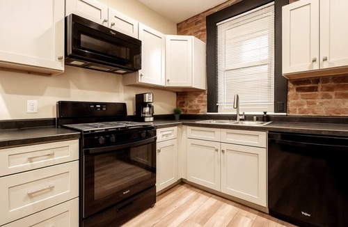 Livingston Park House | Spacious townhome near German Village 8 Beds