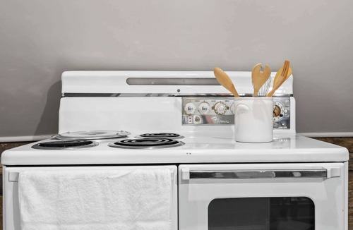 Limerick Apartment | Spacious unit close to Downtown business centers