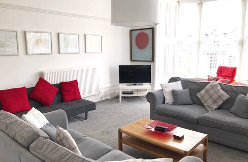 Bishopton Apartment | Spacious Upper Villa Apartment near Glasgow, close to Marr Hall & Ingliston