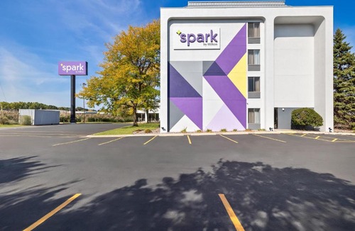Ashwaubenon Hotel | Spark by Hilton Green Bay