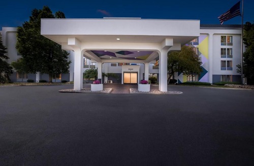 Ashwaubenon Hotel | Spark by Hilton Green Bay