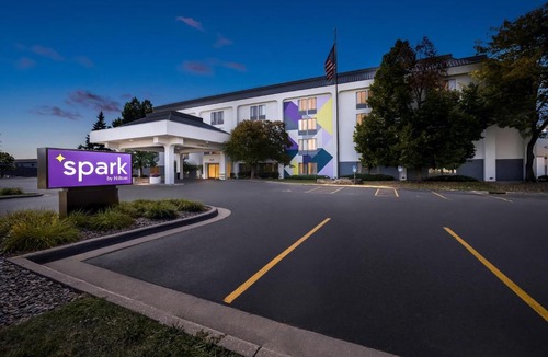 Ashwaubenon Hotel | Spark by Hilton Green Bay