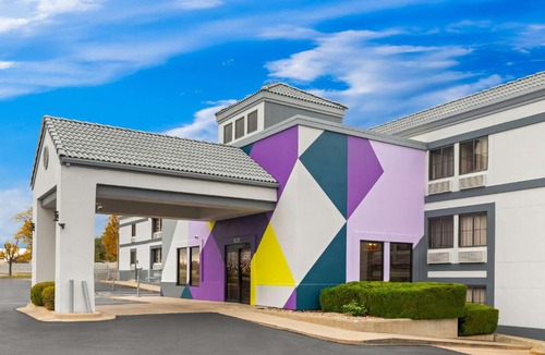Wichita Hotel | Spark by Hilton Wichita East