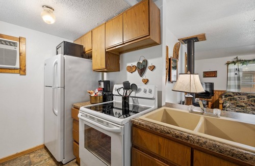Rapid City Cabin | Sparkling Clean Cabin Thirty Minutes to Mt Rushmore - In Rapid City On Canyon Lake Thirty Minutes from Mt Rushmore