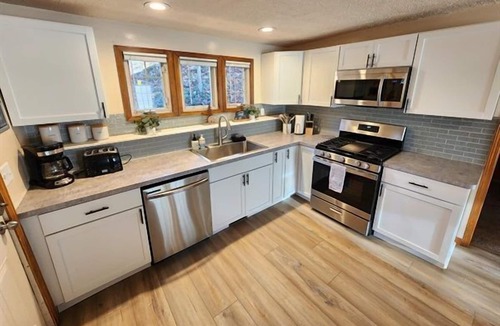 Solon Township Cottage | Sparta Hillside Cabin Hot tub Wi-Fi Dog Friendly