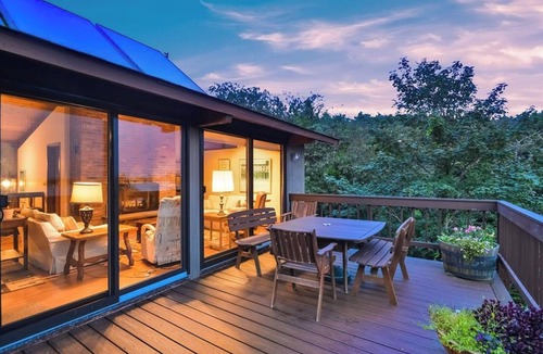 Green Hill House | Spend your vacation at this relaxing waterfront retreat on Green Hill Pond.