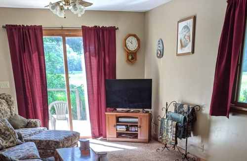 Hayward Cottage | Spider Creek Country Cottage - Cozy cottage close to lakes, trails, and more!