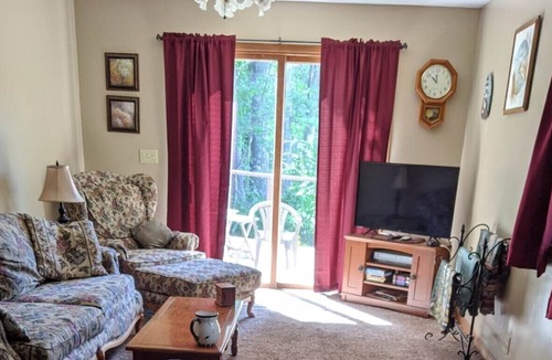 Hayward Cottage | Spider Creek Country Cottage - Cozy cottage close to lakes, trails, and more!