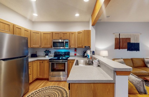McHenry Hotel | Splendid dog-friendly home with hot tub, deck, free WIFI & gas grill