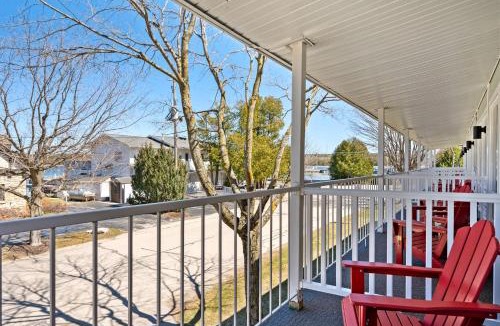 Fish Creek Hotel | Spruce & Shore Motel