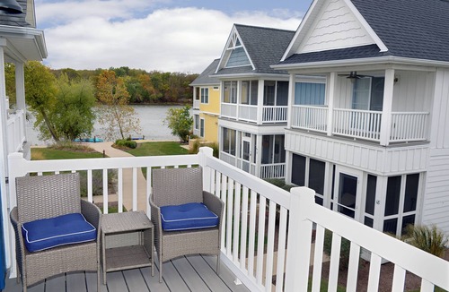 Ottawa Cottage | Spyglass Inn Cozy Retreat on the River at Heritage Harbor Near Starved Rock