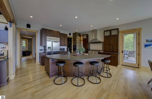 Suttons Bay House | Spyglass Ridge Retreat – 6BR Luxury Bay View Pines Estate in Suttons Bay
