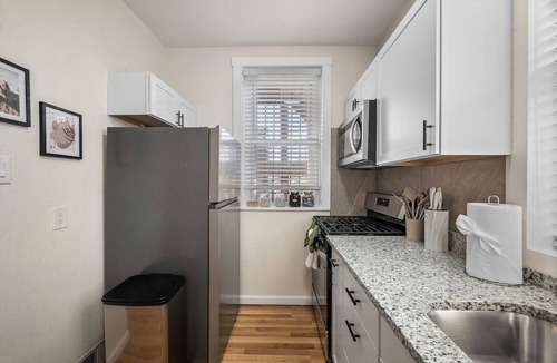 Squirrel Hill South Apartment | Squirrel Hill Chic Spaciuos 1BR + Parking & Gym