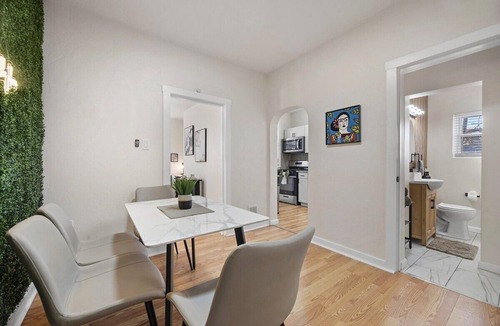 Squirrel Hill South Apartment | Squirrel Hill Chic Spaciuos 1BR + Parking & Gym