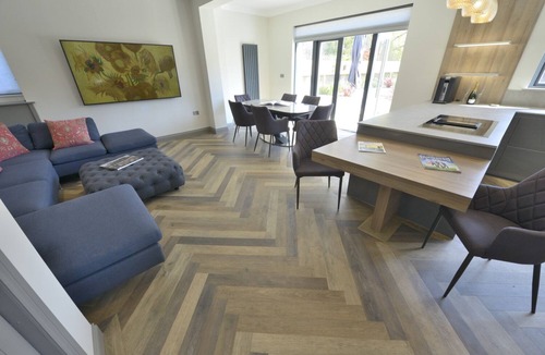 St. Andrews Villa | St Andrews 5 Star Luxury Villa, Garden SPA HotTub, Sauna, Steam Room & parking