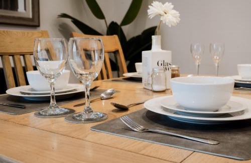 Port Glasgow House | Stag & Stay- Waterlillie - Contractor friendly, Fast WiFi