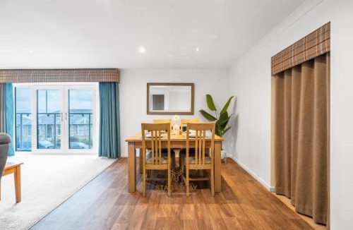 Port Glasgow House | Stag & Stay- Waterlillie - Contractor friendly, Fast WiFi