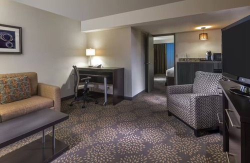 Camelback East Hotel | Standard King Room at Holiday Inn Phoenix Airport North - Outdoor Lounge & Pool