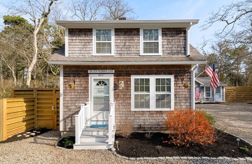 South Chatham House | Star of the Sea - Newly Renovated Cape House .9Miles from the Beach