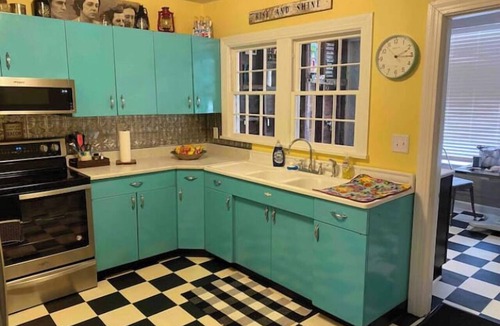Bardstown Apartment | Stay downtown within walking distance of restaurants, shopping, and breweries!