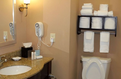 Elizabethtown House | Stay in a Stylish & Modern Room! Free Breakfast