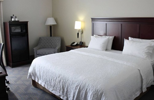 Elizabethtown House | Stay in a Stylish & Modern Room! Free Breakfast