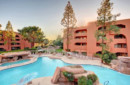 Paradise Valley Village Condo | Stay in Paradise with Everything at your Fingertips!