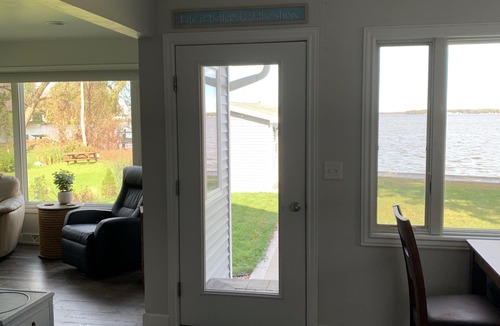 Winneconne Cottage | Stay right on the lake!