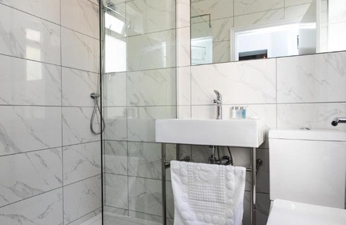Whitley Bay Apartment | StayCoastal Linden Hotel King Deluxe Suite 2
