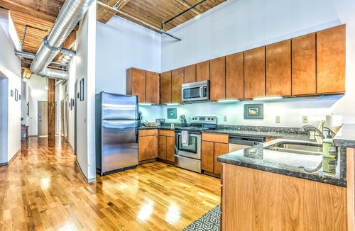 Downtown West Apartment | StaySTL- Stays-3 Bed Loft-Central Location-W/D-Dogs